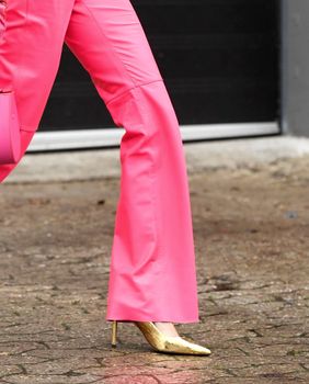 Neonska nijansa ružičaste u street style izdanju s Tjedna mode