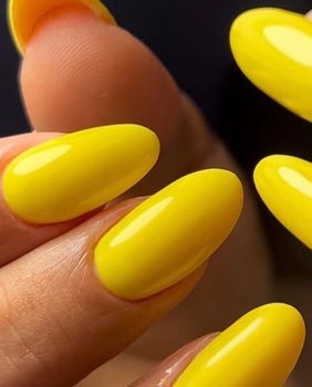 Žute manikure sjajno idu uz ljetno sunce