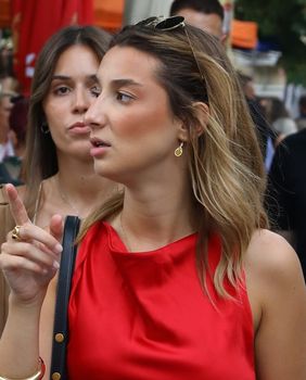 Crvena haljina dovoljna je za sjajan dojam