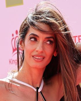 Amal Clooney u haljini s visokim prorezom i zlatnim štiklama - 5
