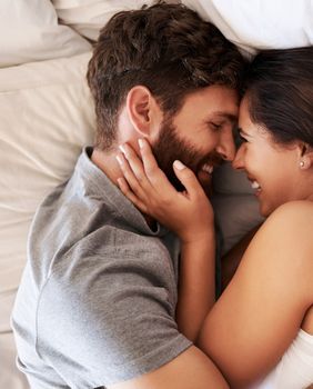 Žena i muškarac u krevetu
