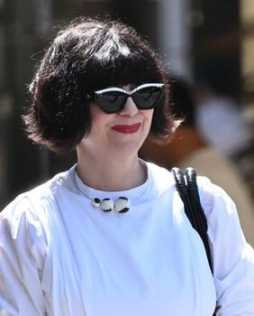 Mirela Holy u bijelim natikačama Naked Wolfe na zagrebačkoj špici 2025. - 2