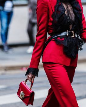 Kombinacija crvene i crne boje savršena je za vatrene lavice