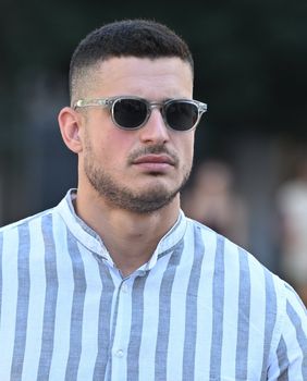 Muškarac sa špice u odličnom, a jednostavnom izdanju