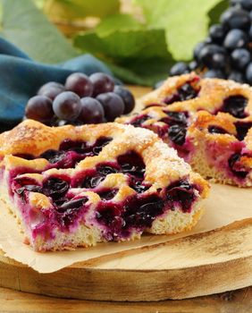 Biskvitni kolač s grožđem