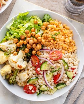 Salata sastavljena od namirnica sa Svakodnevnih 12 dr. Gregera