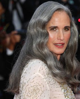 Andie MacDowell izgleda predivno sa sijedom kosom