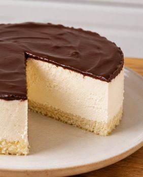 Proteinski zamrznuti cheesecake s maslacem od kikirikija