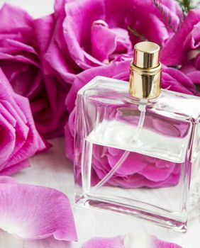 Bočica parfema i latice ruže