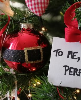 Ukras za bor s motivom iz filma Zapravo ljubav