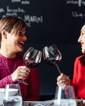 Počastite se pravim ženskim izlaskom punim smijeha