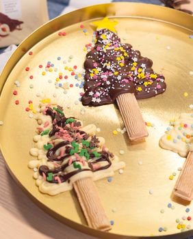 Čokoladne lizalice u obliku borića na hrskavom štapiću - 21