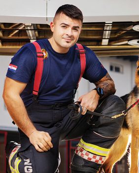 Zagrebački vatrogasci snimili su kalendar sa psima i macama iz Dumovca - 6