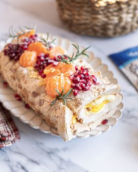 Zimska beze rolada s kremom od vanilije i mandarinama - 1