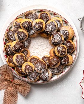 Predivan vjenčić od profiterola punjenih kremom od vanilije koji je šteta pojesti - 9