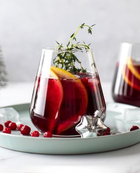 Džin-tonik sa sokom od brusnice