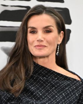 Kraljica Letizia u tamnoplavoj haljini dizajnera Moisésa Nieta