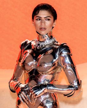 Zendaya u Muglerovom robotskom odijelu
