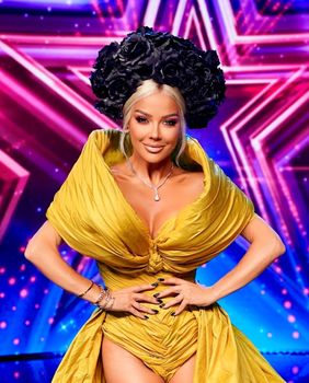 Maja Šuput u žutoj haljini i zebrastim čizmama