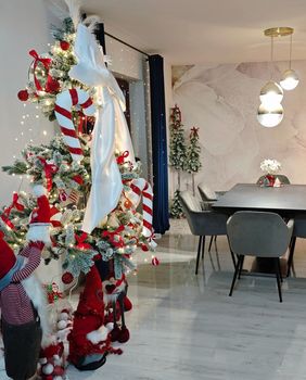 Božićno drvce s predimenzioniranom mašnom