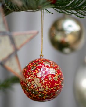 Dugačke kuglice mogu narušiti izgled bora