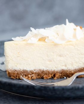 Cheesecake s kokosom i bijelom čokoladom