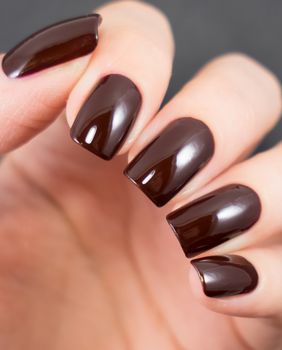 Tamnosmeđe manikure stvorene su za hladniji dio godine