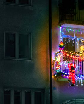 Balkon ukrašen lampicama