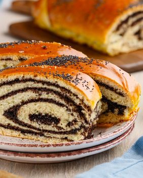 Makovnjača je popularan tradicionalni kolač s dizanim tijestom