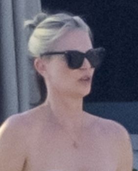 Charlize Theron u kupaćem kostimu na plaži u Meksiku
