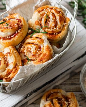 Pužići s ajvarom i sirom