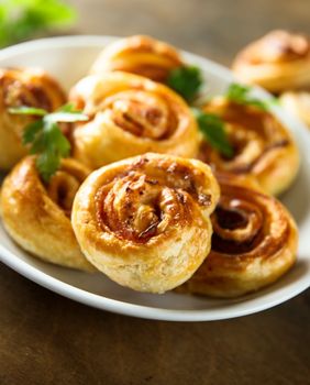 Pužići sa sirom i šunkom