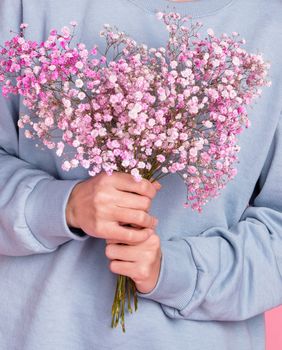 Žena drži cvijeće