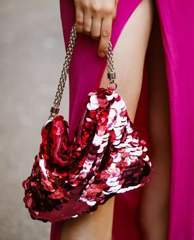 Blještava torbica sjajan je poklon za prijateljicu koja voli šljokice