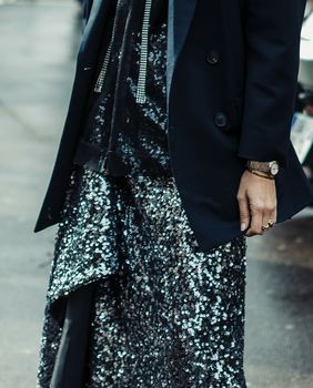 Duge suknje sa šljokicama popularan su izbor svakog prosinca