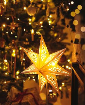 Ljubiteljima lampice možete pokloniti i efektnu lanternu ili stolnu lampu