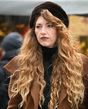 Ulična moda Zagreb dama s čizmama visokih sara podstavljenima krznom 2025. - 1