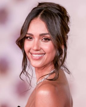 Jessica Alba u haljini Elieja Saaba u Saudijskoj Arabiji - 1