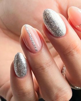 U blagdansko vrijeme mnogi vole šljokice na noktima