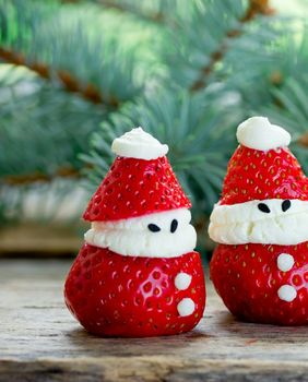 Jestive Djedove Božićnjake možete napraviti od svježih jagoda i šlaga