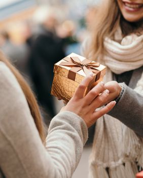 Što pokloniti najboljoj prijateljici koja vam je kao sestra?