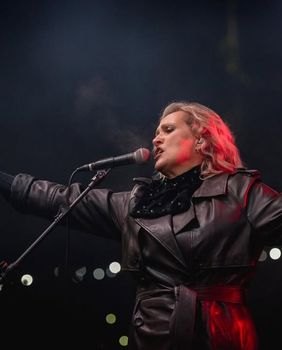 Vanna u kožnatom kaputu na koncertu u Županji