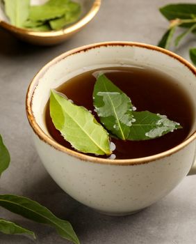 Čaj od lovora olakšava kašalj, upalu grla i grlobolju