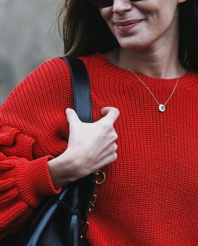 Crveni pulover odličan je dodatak prosinačkoj garderobi