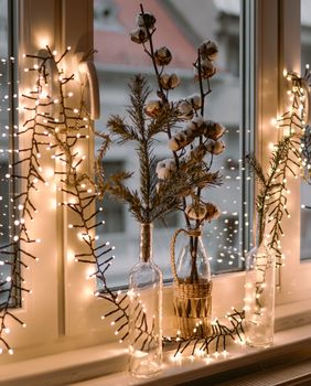 Božićne lampice mogu biti i na prozoru