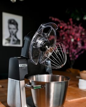 Kuhinja bez kaosa: Upoznajte multifunkcionalnog pomagača koji pravi kruh, kolače i radi sarmu kao profesionalac