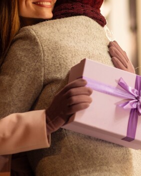 Prijateljice šopingholičarke najviše će se obradovati poklonu iz njihovih omiljenih trgovina