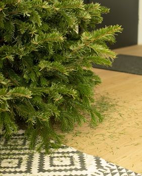 Najbolji način za uklanjanje iglica božićnog drvca s poda