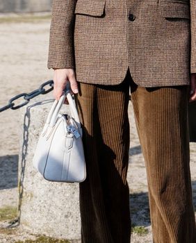 Hlače od toplijih materijala trenutno su must have