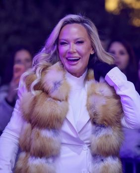 Maja Šuput u crvenim čizmama na koncertu u Zadru